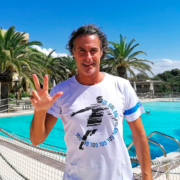 Fabio Galante veste la T-Shirt Bomber Esultanza di Piutre