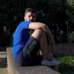 L'influencer Luca Ovrezzi posa con i pantaloncini Piutre.