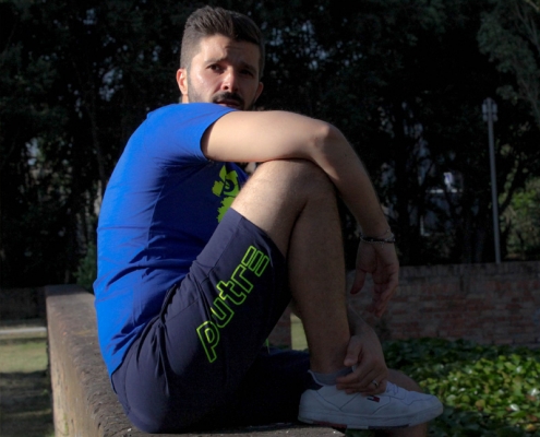 L'influencer Luca Ovrezzi posa con i pantaloncini Piutre.