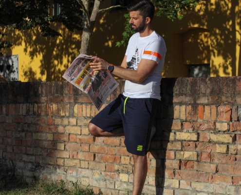 L'influencer Luca Ovrezzi indossa gli shorts e la maglietta bomber Piutre Fantacalcio.