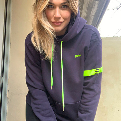 Benedetta Mazza indossa la felpa hoodie piutre blue giallo fluo