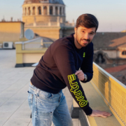 L'influencer di moda Luca Ovrezzi indossa la Felpa Piutre Fantacalcio