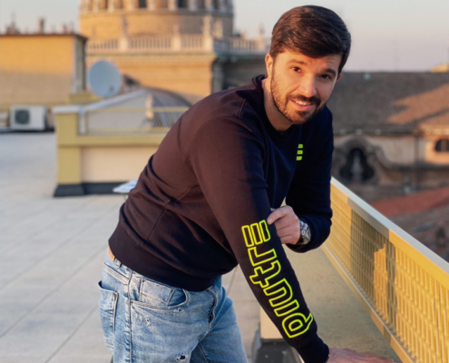 L'influencer di moda Luca Ovrezzi indossa la Felpa Piutre Fantacalcio