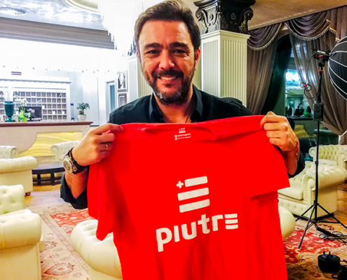 Alvaro Recoba, ex calciatore dell' Inter, con la t shirt piutre.