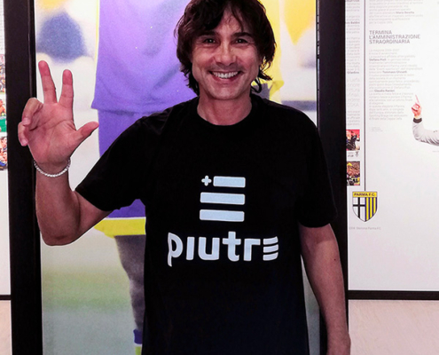 Antonio Benarrivo, ex calciatore del Parma, con la t shirt piutre.