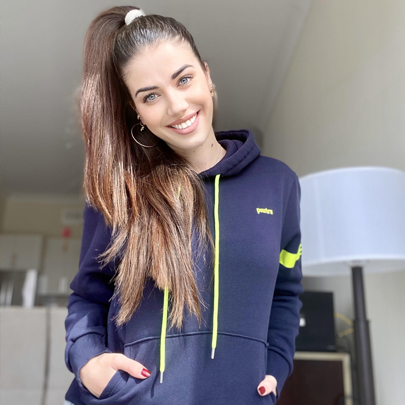 Eleonora Boi indossa la felpa hoodie Piutre Fantacalcio