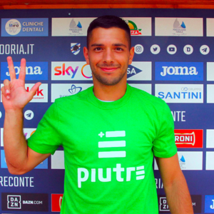 Caprari, calciatore di Sampdoria e Benevento, con la t shirt piutre.