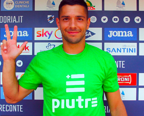 Caprari, calciatore di Sampdoria e Benevento, con la t shirt piutre.