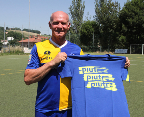 L'ex calciatore Marco Ballotta mostra la t-shirt Piutre gol plus pennellata