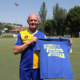 L'ex calciatore Marco Ballotta mostra la t-shirt Piutre gol plus pennellata