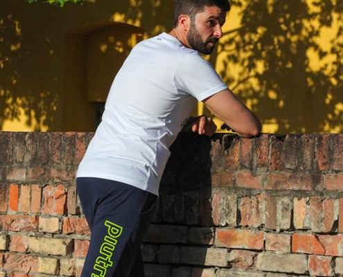 L'influencer Luca Ovrezzi posa con i pantaloncini Piutre Fantacalcio