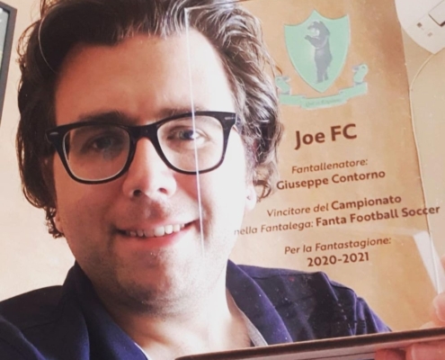 Fantallenatore mostra la coppa campione piutre fantacalcio personalizzata