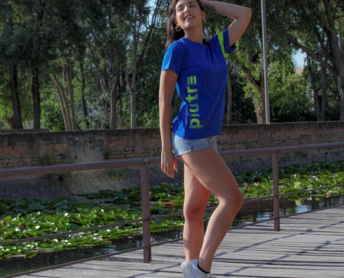 Modella indossa la t-shirt blu e fluo linea gol plus verticalizza Piutre