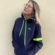 Benedetta Mazza posa con la felpa hoodie Piutre Fanta Squadra