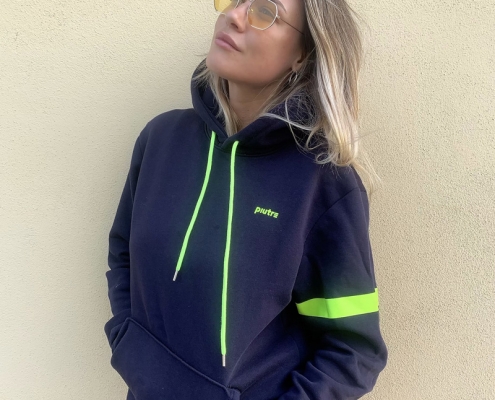 Benedetta Mazza posa con la felpa hoodie Piutre Fanta Squadra