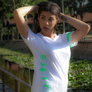 Modella posa con la t-shirt Piutre verticalizza verde.