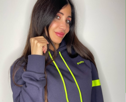 L'influencer Elisabetta Galimi indossa la Felpa Piutre Hoodie Blu e Fluo